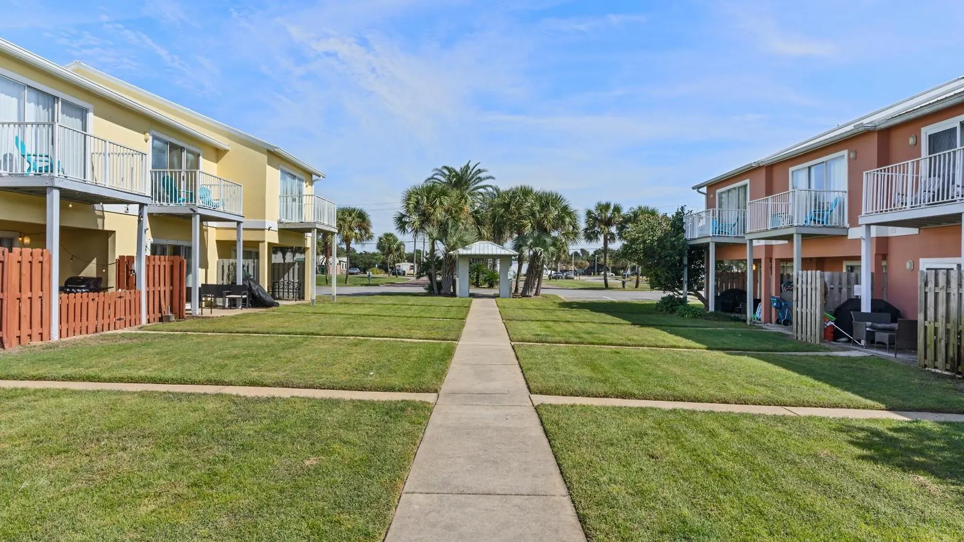 5 Min Walk To Beach, Sparkling Pool, Mins To Shops &Outlet! 13 Destin Holiday home