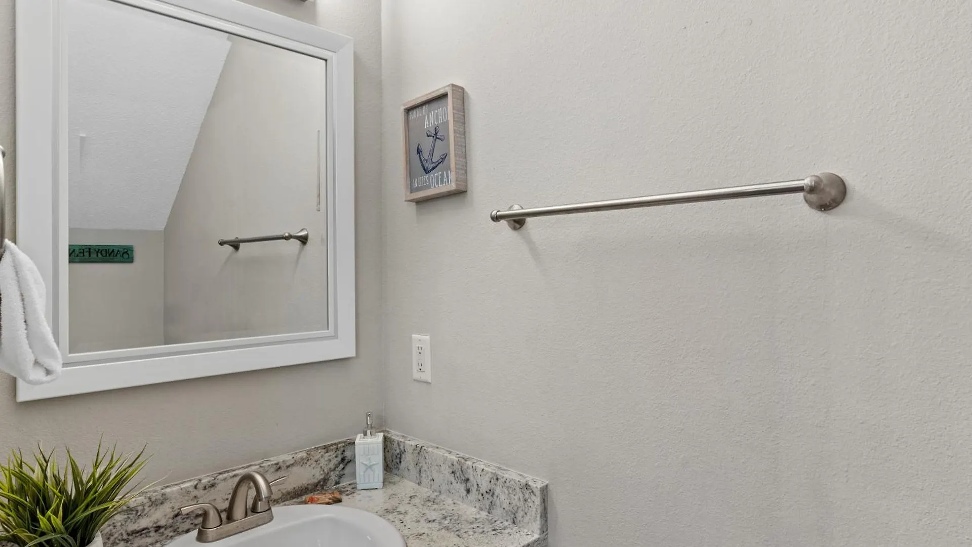 5 Min Walk To Beach, Sparkling Pool, Mins To Shops &Outlet! 13 Destin 0*,  United States