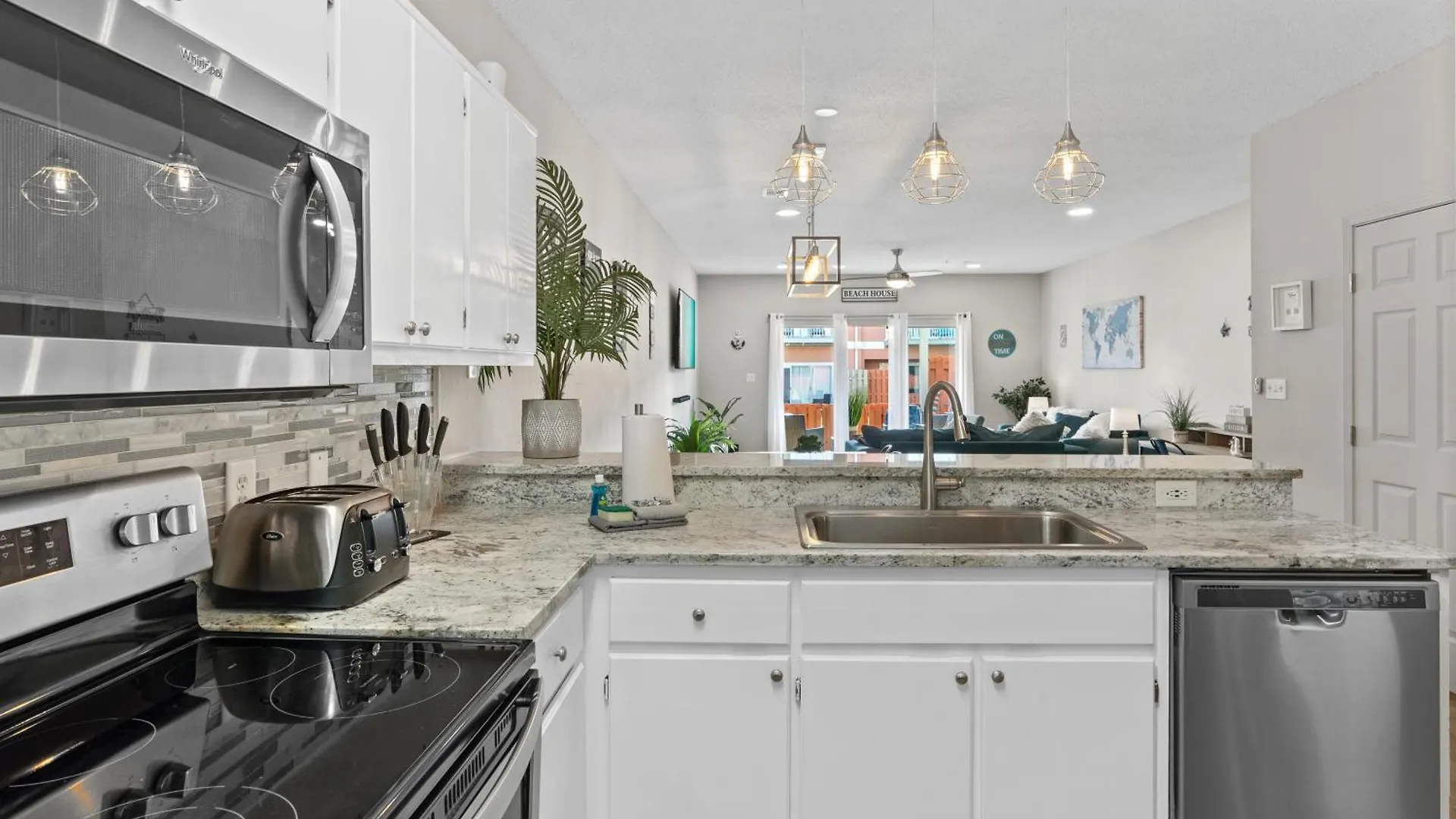 5 Min Walk To Beach, Sparkling Pool, Mins To Shops &Outlet! 13 Destin Holiday home